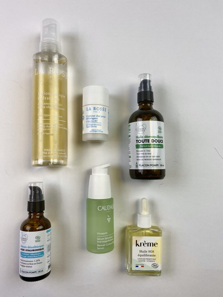 Six produits de soin de la peau sur une photo