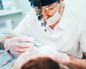 Endodontiste sur Nice, effectuant une opération