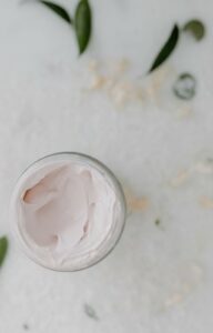 Pot ouvert de crème hydratante