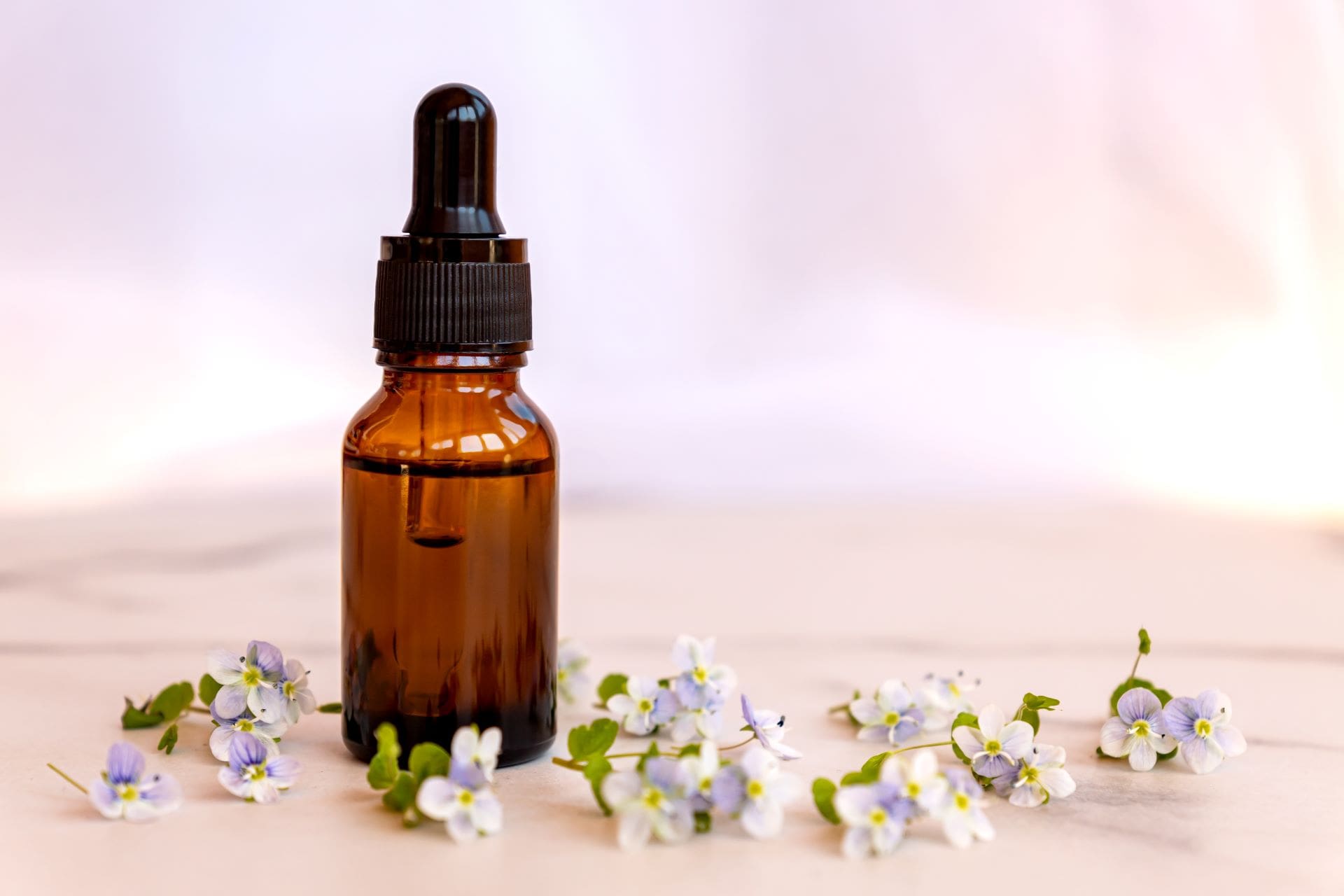 Médecine alternative, produit de soin de la peau à base de plantes aromatiques