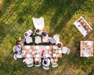 Table de repas de mariage vue d'en haut