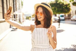 Jeune femme se prenant en selfie