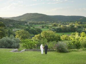 Couple de mariés dans un paysage verdoyant