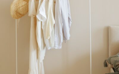 Comment adopter une garde-robe minimaliste et durable en réduisant ses achats de vêtements