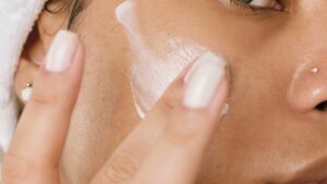 crème sur la peau