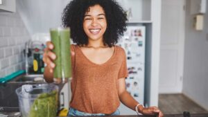 femme qui boit un smoothie