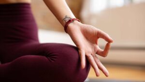 femme qui fait du yoga
