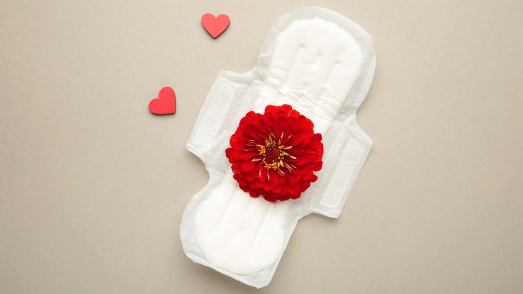 serviette hygiénique avec une rose dessus