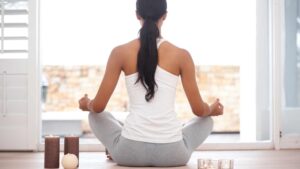 méditation devant la fenêtre